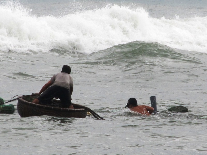 Người dân tỉnh Phú Yên chuẩn bị bao tải cát chống nhà cửa
