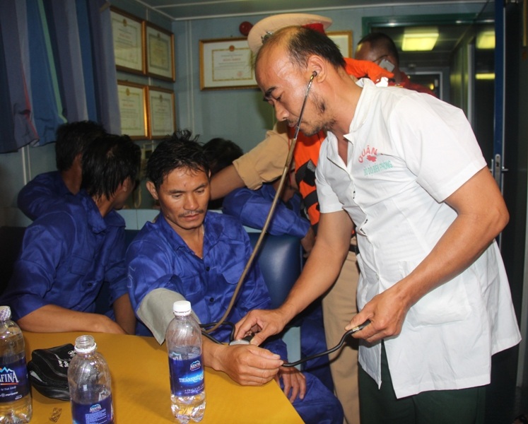 Cán bộ y tế kiểm tra sức khỏe cho ngư dân gặp nạn