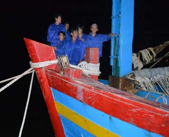 10 ngư dân Quảng Ngãi đã cập bờ an toàn - 1 10 ngư dân Quảng Ngãi đã cập cảng Hải đoàn Biên phòng 48 (Bộ Tư lệnh Bộ đội Biên phòng) an toàn