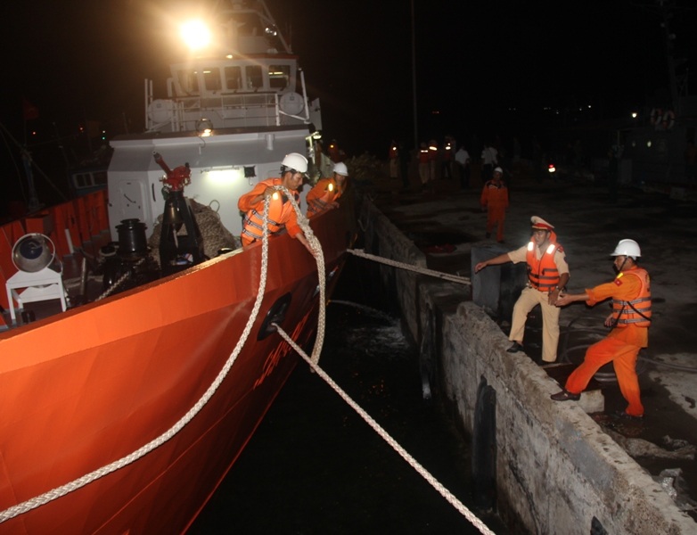 Nửa đêm vật lộn cứu tàu cá cùng 8 ngư dân 2 ngày bị thả trôi trên biển