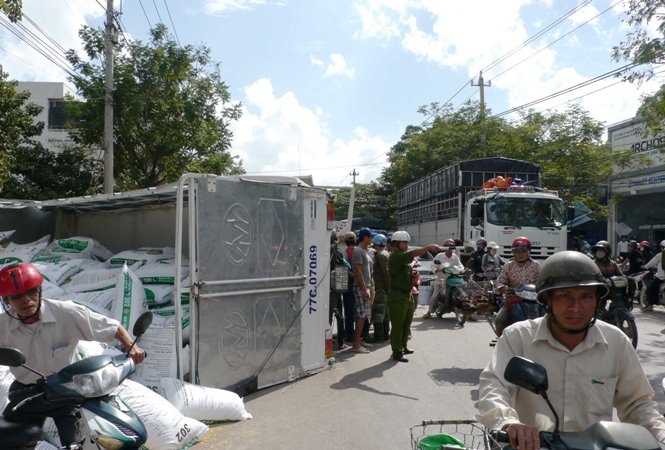 Đầu xe tải chở đất bị bẹp dúm, tài xế bị thương kẹt trong cabin