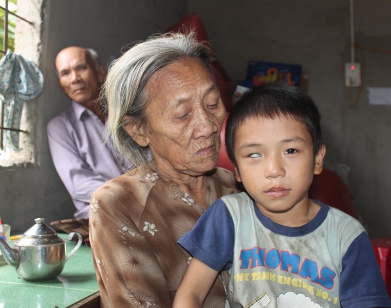 Tương lai mịt mờ của 4 anh em mất cả cha lẫn mẹ