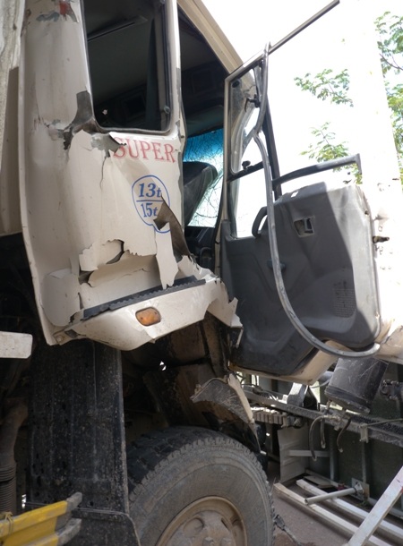 Đầu xe tải chở đất bị bẹp dúm, tài xế bị thương kẹt trong cabin