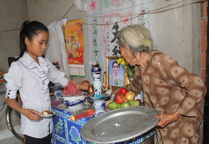 Mâm cơm cúng cho cha chỉ bát cơm trắng và vài miếng chả cá chiên bị cháy đen