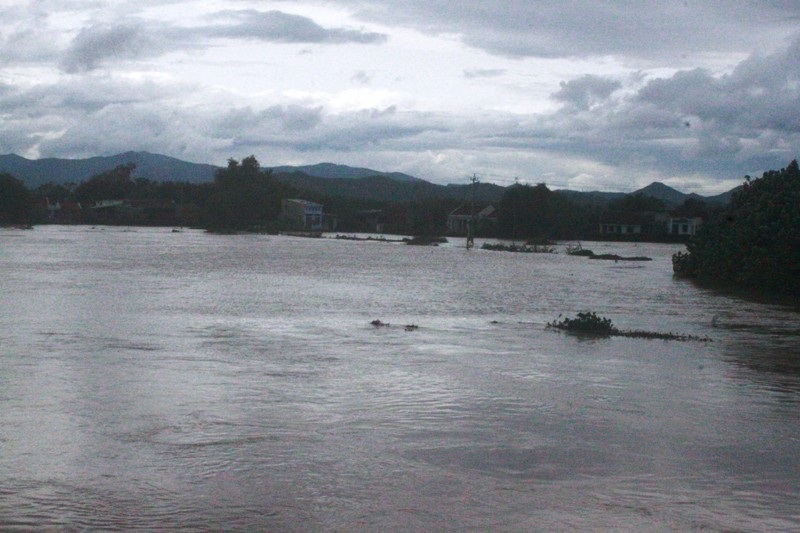 Nước trên sông Hà Thanh dâng cao nhiều khu vực dân cư bị ngập.