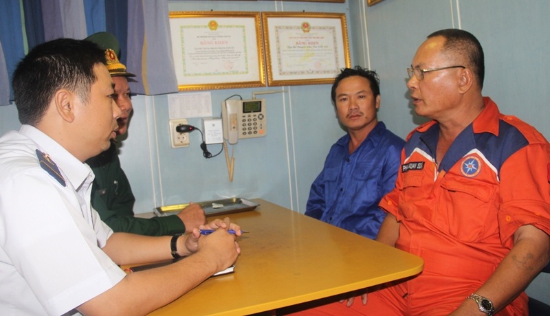 Thuyền trưởng tàu SAR 412 Phân Xuân Sơn bàn giao 8 ngư dân cho Bộ đội Biên phòng tỉnh Bình Định.