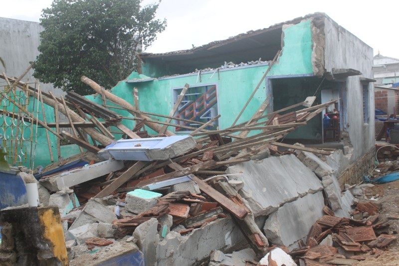 Bà Huỳnh Thị Tòng (75 tuổi, xã Phước Thuận) trước ngôi nhà bị sập do bão số 4
