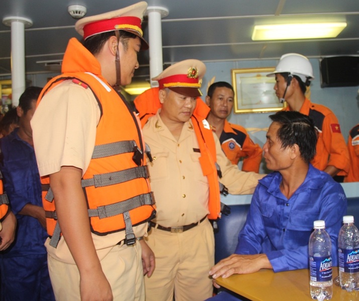 Vừa lên bờ các thuyền viên bị nạn được lực lượng chức năng thăm hỏi, động viên