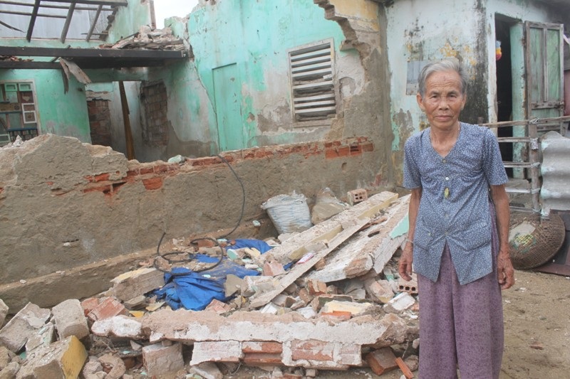 Bà Huỳnh Thị Tòng (75 tuổi, xã Phước Thuận) trước ngôi nhà bị sập do bão số 4