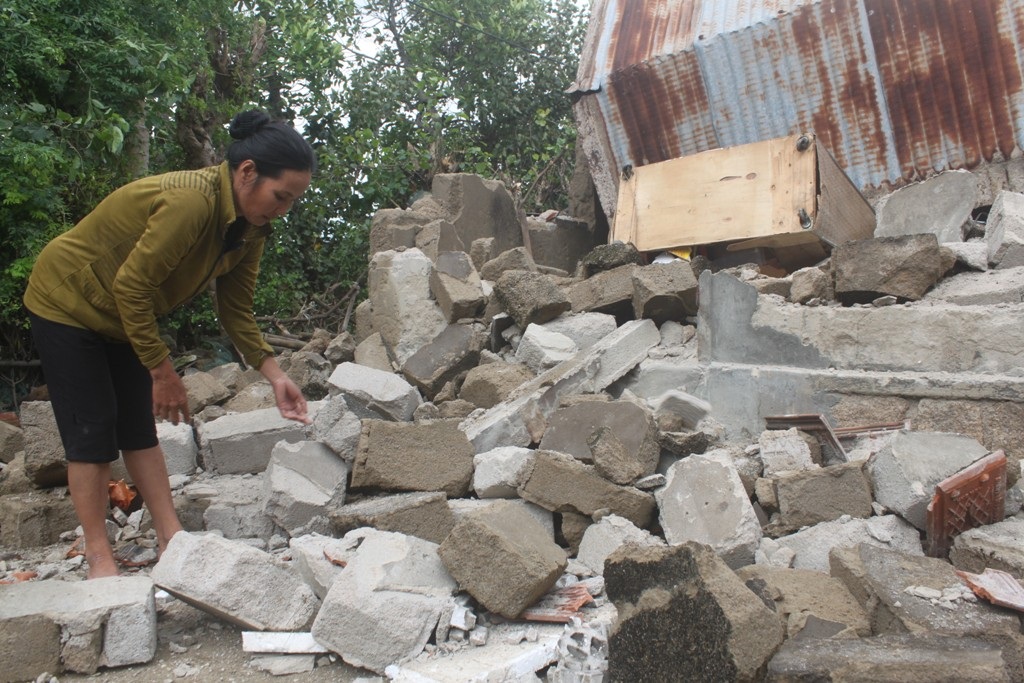 Sau bão, một số nhà dân tỉnh Bình Định phải trong cảnh màn trời chiếu đất