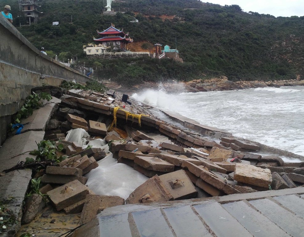 92 ngôi nhà sập hoàn toàn, 45 nhà tốc mái do bão số 4 - 6 1 đoạn kè ở xã Nhơn Lý bị sóng đánh hư hỏng nghiêm trọng