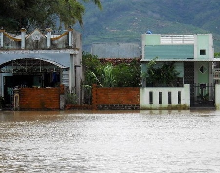 Nước trên sông Hà Thanh dâng cao nhiều khu vực dân cư bị ngập.