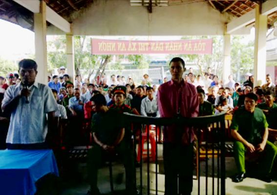 Vợ chồng ly dị, đem dao đến chém anh cột chèo - 1 Bị cáo Mười trước vành móng ngựa và bị hại tại tòa