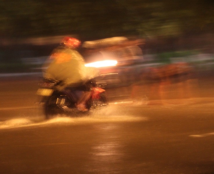 Nhiều tuyến đường trong nội TP Quy Nhơn, Bình Định bị ngập cục bộ do mưa lớn