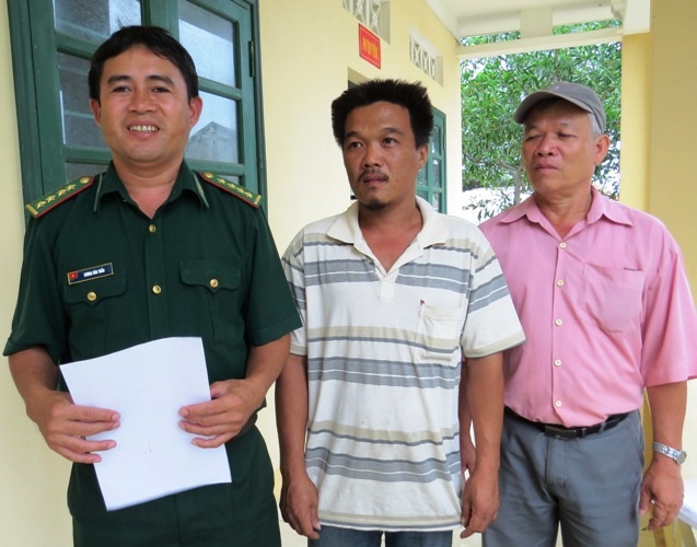 Ngư dân bất lực nhìn tàu chìm giữa biển