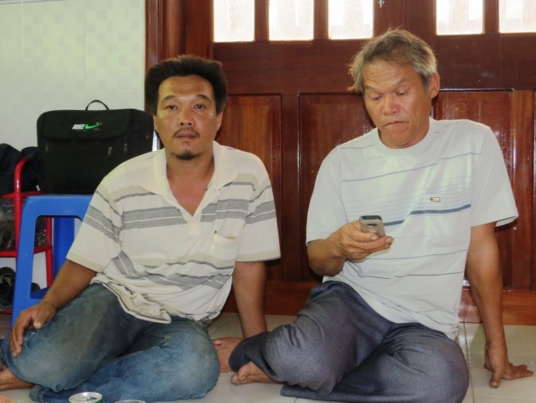 Thuyền trưởng Phan Thanh Tẩn (trái) và ân nhân cứu mạng là thuyền trưởng Phan Thanh Trị