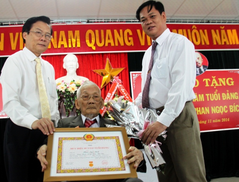 Cụ ông 103 tuổi - người đầu tiên nhận huy hiệu 85 năm tuổi Đảng - 1 Lãnh đạo tỉnh Phú Yên trao Huy hiệu 85 năm tuổi Đảng cho cụ Phan Ngọc Bích