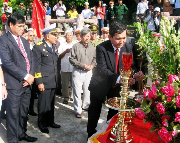Lãnh đạo tỉnh Phú Yên dâng hương, đặt vòng hoa tưởng niệm tại buổi l