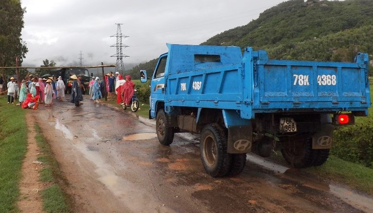 Người dân cho rằng những ổ voi trên đường là do xe tải chở đá gây ra