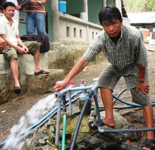 Nước giếng khoan nhà ông Tưng tự phun nước mà không cần dùng máy bơm.