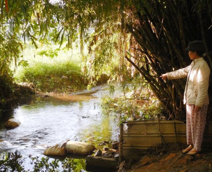 Nước thải từ bãi rác Thọ Vức chảy ra suối, tràn vào khu dân cư (ảnh Nhạn Sơn)