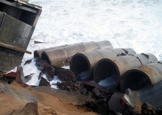 Nhà cửa bị sóng đánh sập.