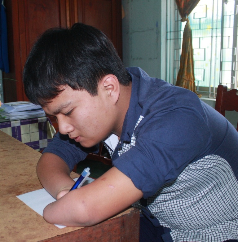 Em Lạc chỉ mong một ngày gặp được cha mẹ mình