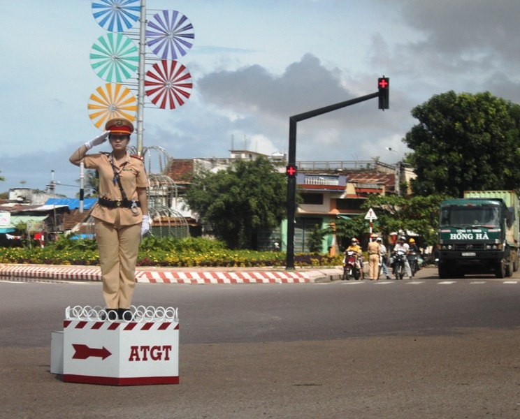 Hình ảnh đẹp của nữ CSGT tỉnh Bình Định