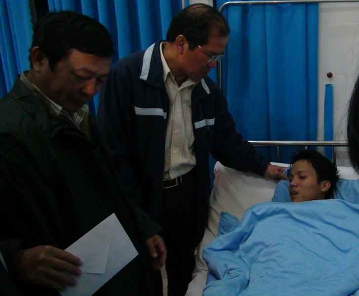 Lãnh đạo tỉnh Phú Yên thăm tặng quà cho các nạn nhân (ảnh Ngọc Hà).