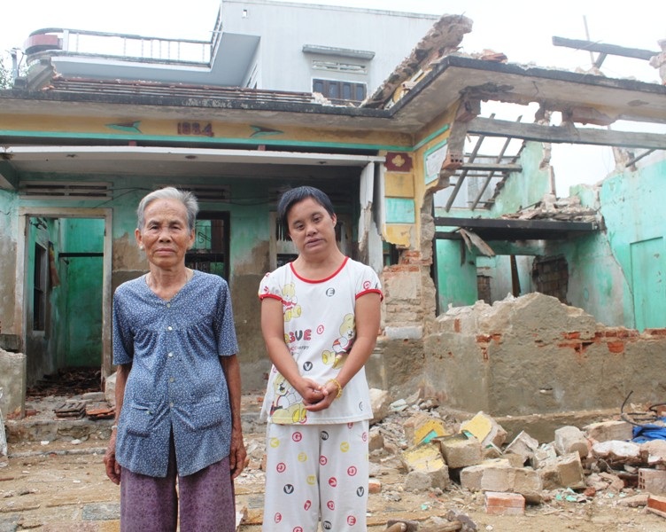 Ngôi nhà của 2 mẹ con bà Tòng cũng trở thành đống đổ nát sau bão