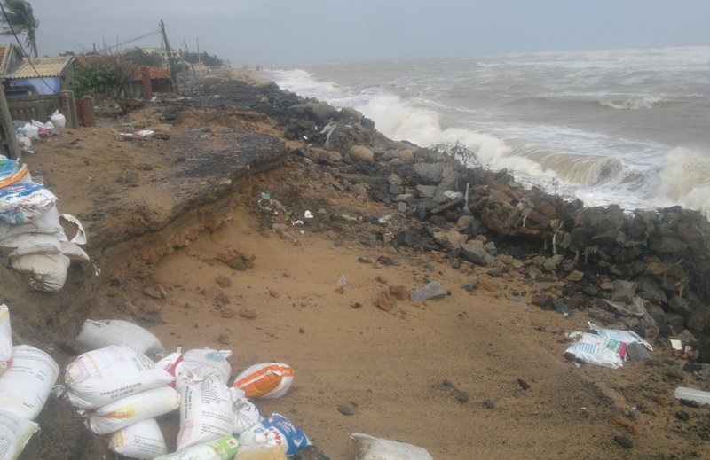 Người dân không ngủ vì sợ triều cường tấn công nuốt nhà