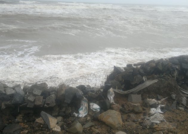 Triều cường kèm sóng lớn đánh sạt nhiều đoạn bờ kè bằng rọ đá