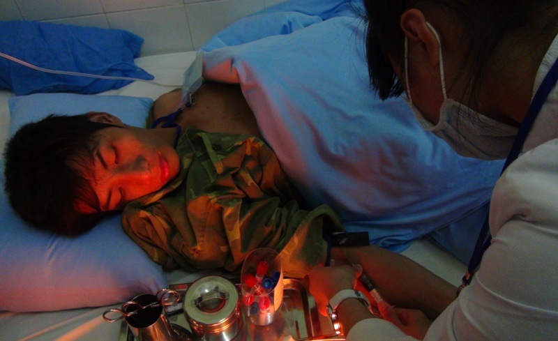 Nạn nhân được đưa vào Bệnh viện đa khoa tỉnh Lâm Đồng chăm sóc (ảnh Ngọc Hà)