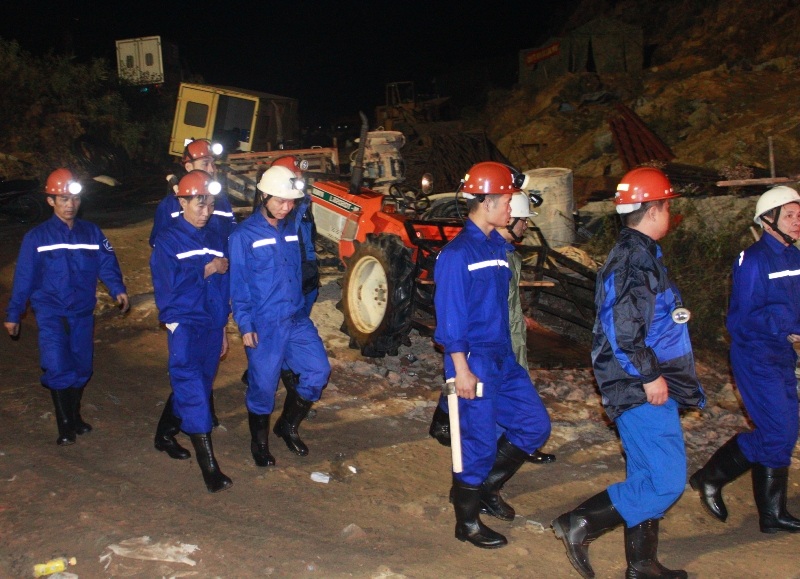 3h sáng 19/12, các lực lượng cứu hộ vẫn tích cực thay phiên vào hầm cứu giải cứu các nạn nhân