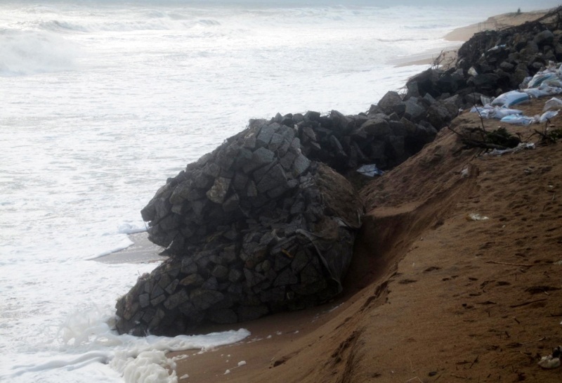 Rọ đá sạt xuống biển