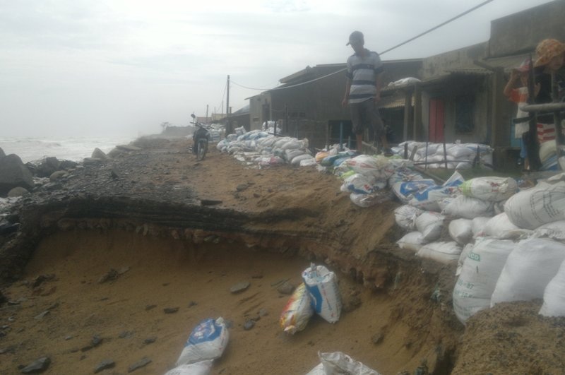 Sóng đánh sạt lở đất sát nhà dân