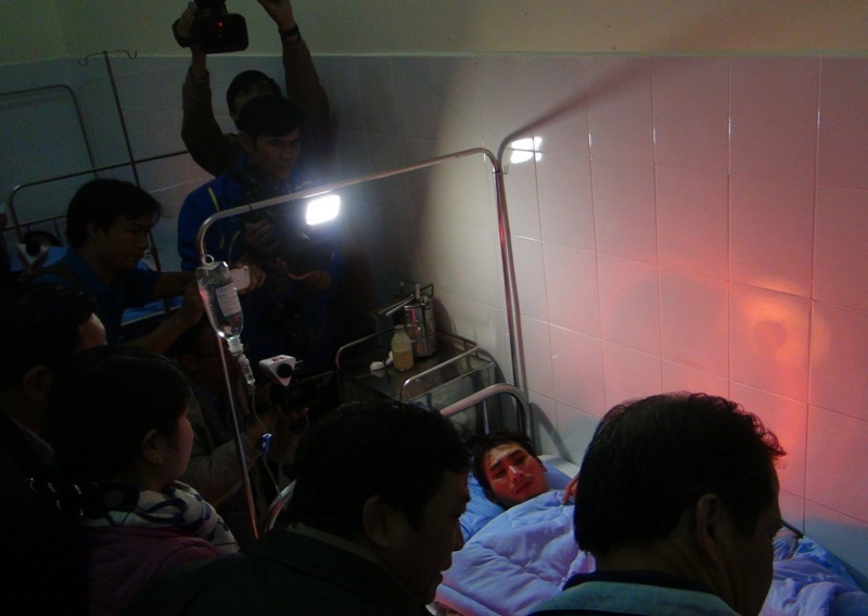 Các nạn nhân được đưa đi bệnh viên đa khoa tỉnh Lâm Đồng theo dõi điều trị