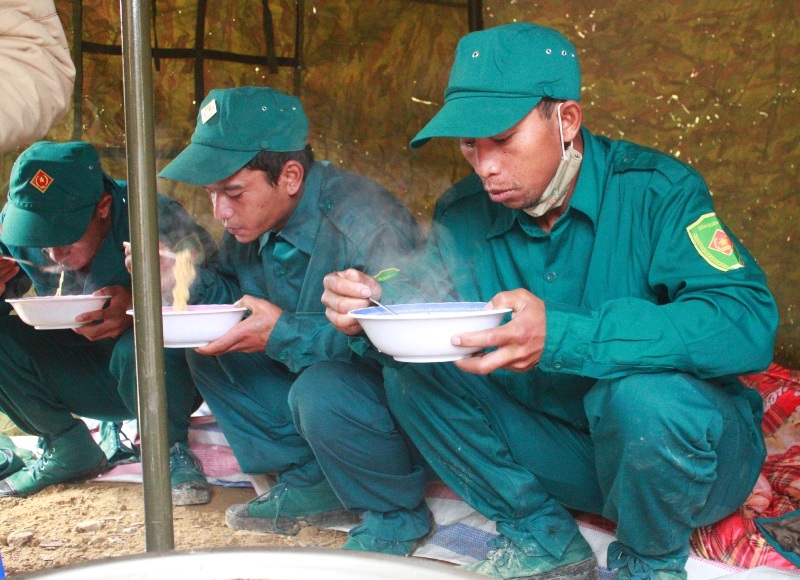 Mì tôm, bánh mì lót dạ cứu các nạn nhân bị mắc kẹt.