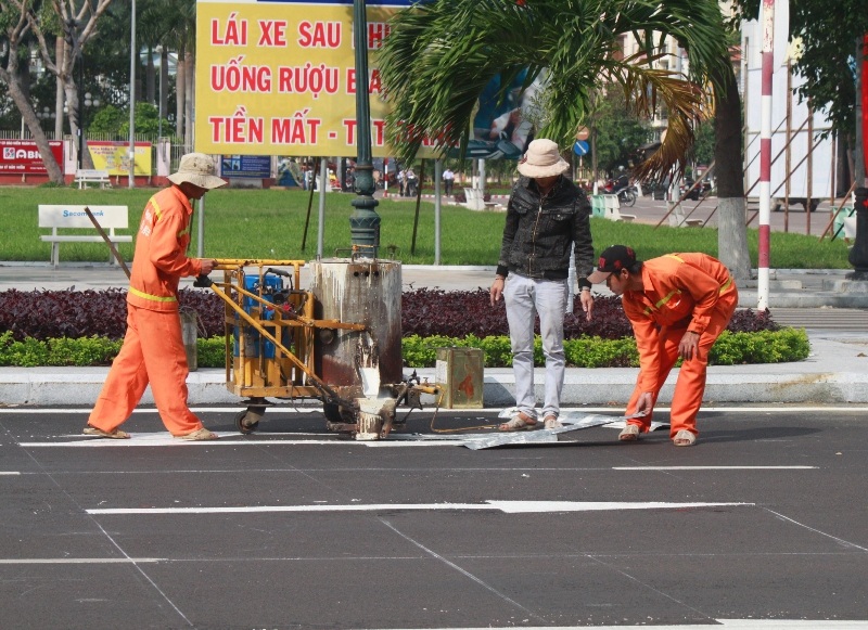 Công nhân hối hả trang hoàng cho thanh phố để đón năm mới