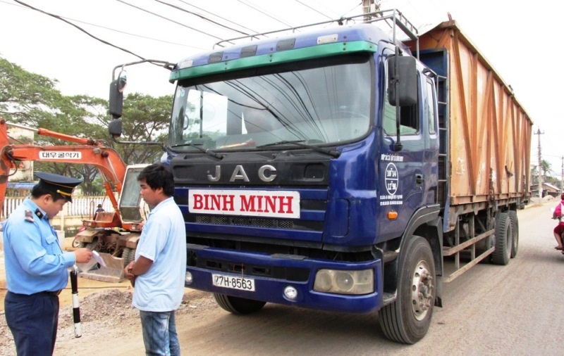 Siết chặt xử lý xe sang tải, dồn tải trước cổng Cảng Quy Nhơn - 2 Thời gian qua, tình trạng nhà xe dồn tải, sang hàng sau khi dời khỏi cổng Cảng Quy Nhơn
