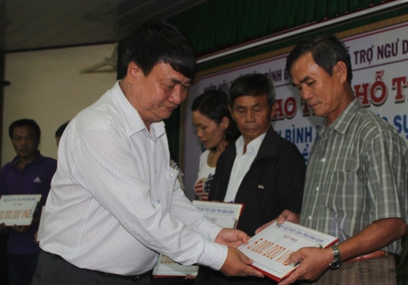 Trao quỹ hỗ trợ ngư dân khó khăn, gặp rủi ro trên biển