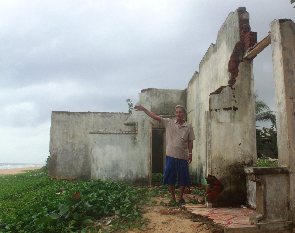 Ông Ninh bao năm sống chứng kiến cảnh nhà dân bị biển, sông xâm thực nhà cửa sập, không thể ở