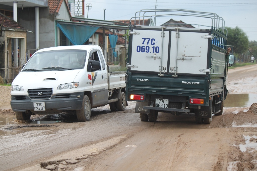 Đoạn ngay phía sau Bảo tàng Quang Trung (huyện Tây Sơn) bị hư hỏng nặng, lầy lội bùn đất