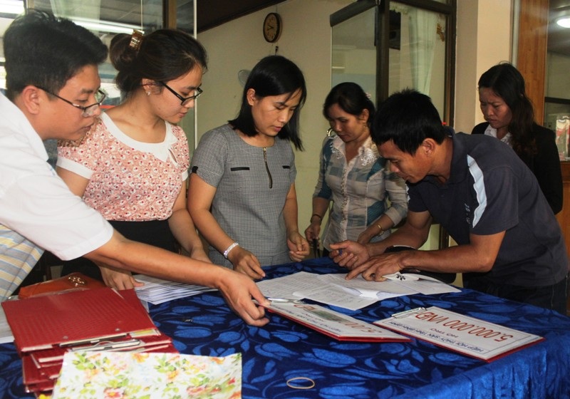 Ngư dân phấn khởi ký nhận tiền hỗ trợ rủi ro trên biển