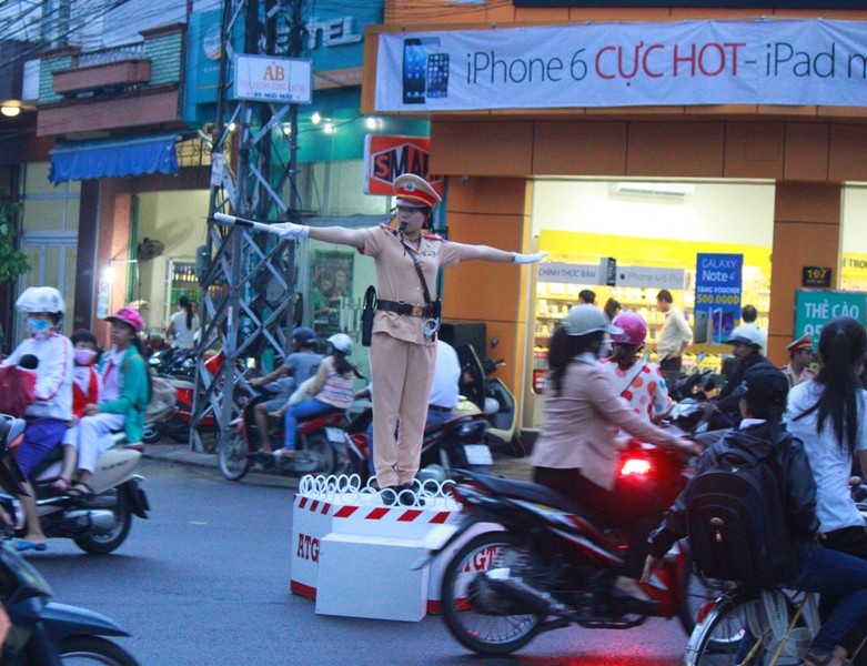 30 nữ CSGT tỉnh Bình Định tham gia điều tiết giao thông trên các tuyến đường nội thị TP Quy Nhơn.