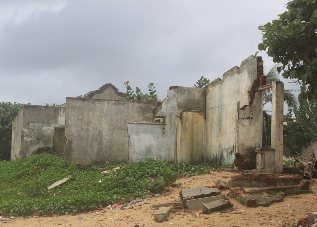 Những lớp nhà ven biển sát cửa biển An Dũ (xã Hoài Hải, huyện Hoài Nhơn, Bình Định) bị sóng phá hủy