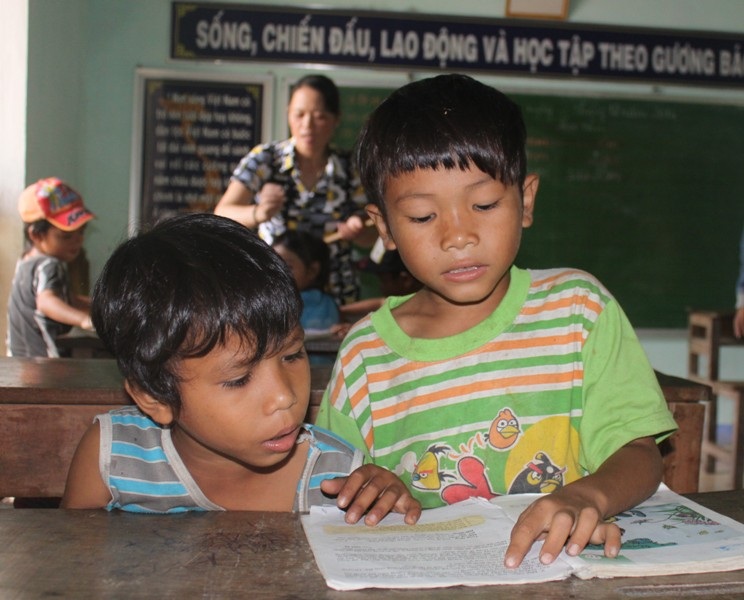 Học sinh làng Canh Giao đang tập đọc
