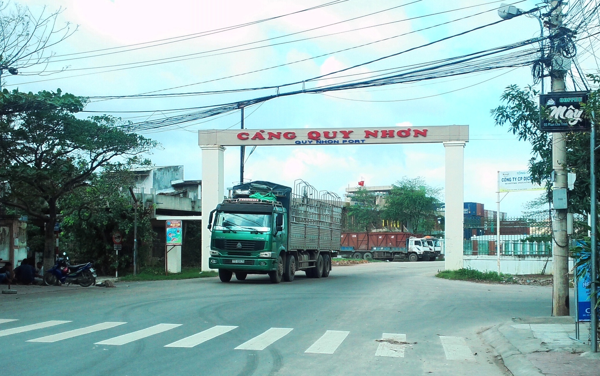 Siết chặt xử lý xe sang tải, dồn tải trước cổng Cảng Quy Nhơn - 1 Thời gian qua, tình trạng nhà xe dồn tải, sang hàng sau khi dời khỏi cổng Cảng Quy Nhơn