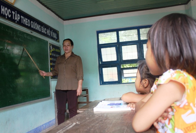 Cô Hương đã có lần thứ hai lên điểm trường tại làng Canh Giao giảng dạy