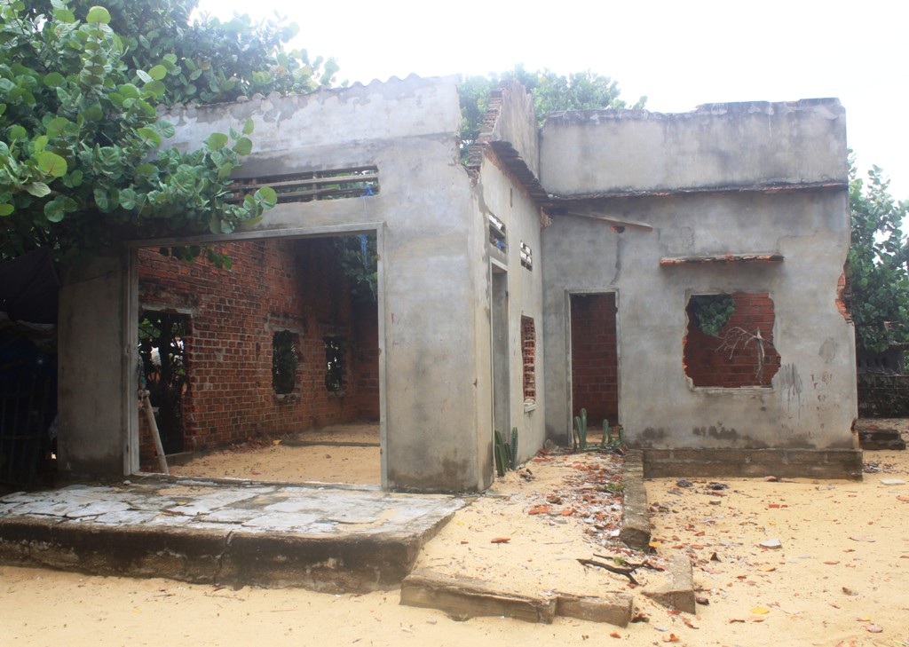 Nhiều nhà chưa bị sập nhưng phải tháo bỏ đồ đạc ra đi vì sợ sóng biển nuốt